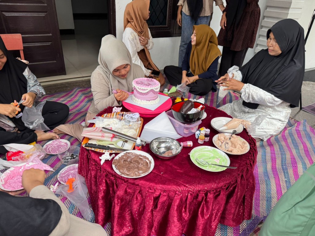 KERAJINAN DAN KESENIAN MEMBUAT KUE HIAS ( REMAJA PUTRI DESA DAYAH MUARA )